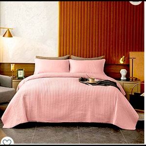 King Quilt and Two King Shams NWT